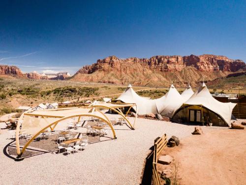 维尔京锡安帆布下的豪华帐篷的沙漠中一群山 ⁇ 的帐篷