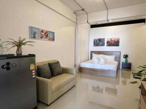 Lam Luk KaLuka House的配有床、沙发和椅子的房间
