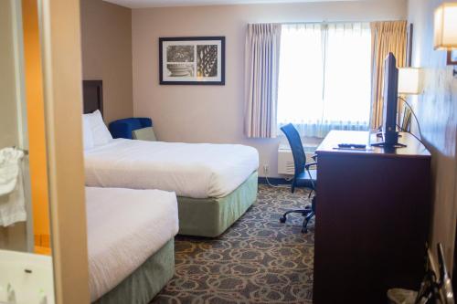 蒙蒂塞洛峡谷酒店的酒店客房设有两张床和一张带电脑的书桌