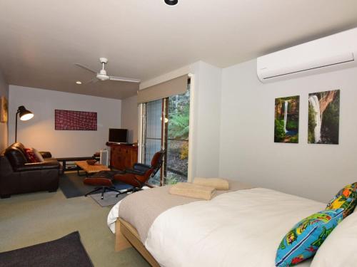 Upper Kangaroo RiverBudderoo Unique with 270 degree views的一间卧室设有一张床和一间客厅。