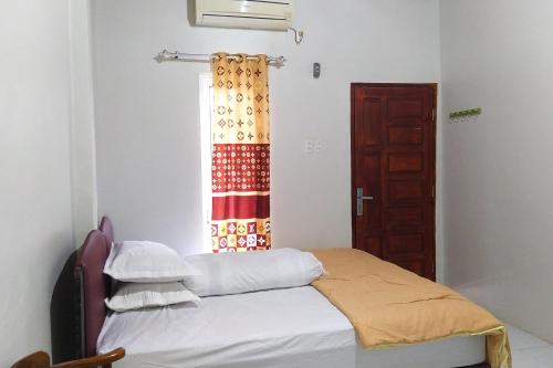 KadangHabieb Homestay Syariah near Fakultas Kedokteran Universitas Malikussaleh Mitra RedDoorz的一间小卧室,配有床和窗户