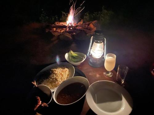 KaduwelaTrekkers' Hut Knuckles的一张桌子,上面放着两碗食物和火