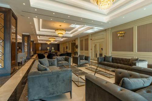 索非亚Astoria Grand Hotel的大厅,在大楼里设有沙发和桌子