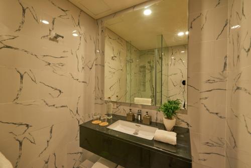 胡志明市爵世胡志明酒店的一间带水槽和镜子的浴室