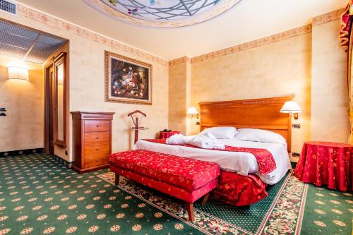克里斯塔罗酒店客房内的一张或多张床位
