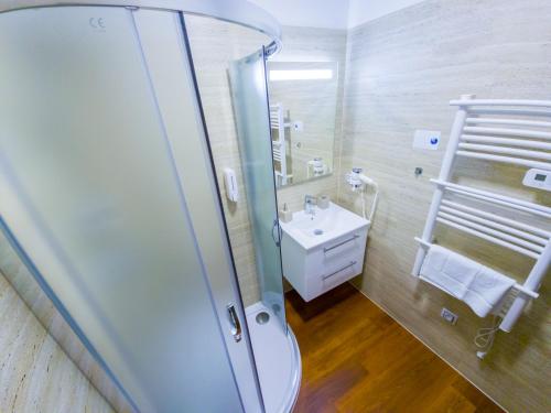 特鲁特诺夫Olympland Hotel的带淋浴、卫生间和盥洗盆的浴室