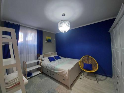 皮特什蒂Apartament Marasesti的一间拥有蓝色墙壁、一张床和梯子的卧室