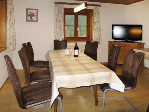 菲霍芬Apartment Luftbichl - SLB130 by Interhome的一间带桌椅和电视的用餐室