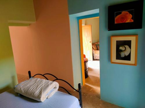Xá XáGîte hicking bas的一间设有床铺的卧室,位于一个拥有橙色墙壁的房间
