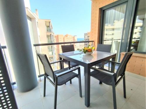 卡拉德费斯特拉特Apartment Tamarindo-1 by Interhome的阳台的餐桌和椅子