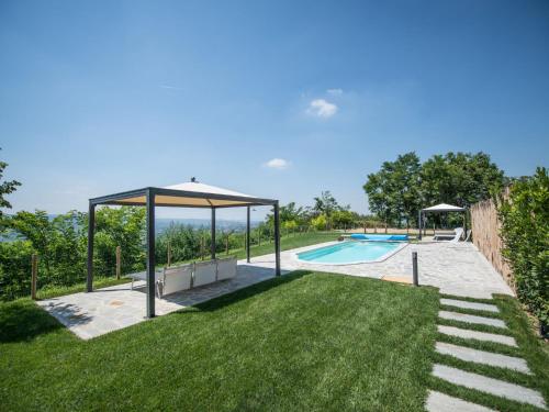 科斯蒂廖莱达斯蒂Holiday Home Cascina-1 by Interhome的后院设有游泳池和遮阳伞
