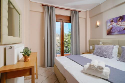 奥林匹亚达En Iko Christianna的酒店客房设有床和窗户。