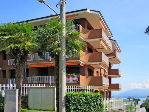 阿罗纳Apartment Le Terrazze by Interhome的一座棕榈树建筑