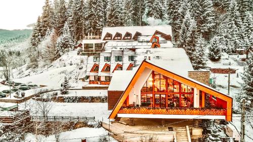 沃拉内特Popasul Domnesc- Resort& Spa- Voronet Vue的雪中山间度假村