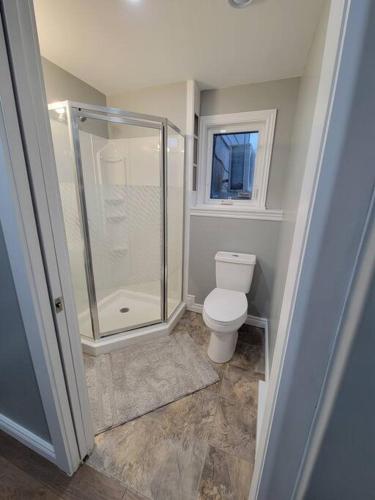 Stylish one bedroom Apartment.的带淋浴和卫生间的浴室