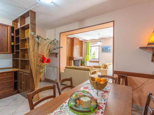 RoccascalegnaHoliday Home Casa Maja by Interhome的厨房以及带桌椅的用餐室。