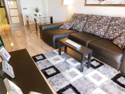 圣费德洛斯博利什Apartment Mirador de la Yesera by Interhome的客厅配有沙发和桌子