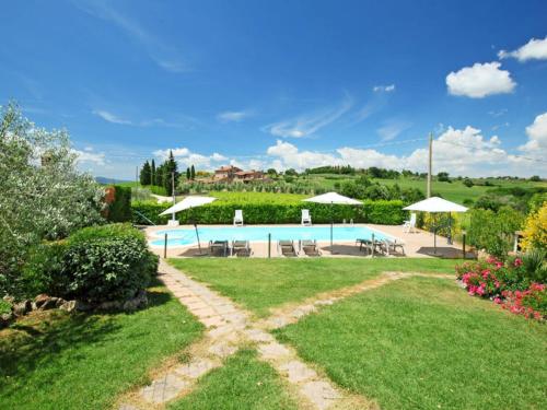 VillastradaApartment Villastrada-2 by Interhome的庭院内的游泳池,配有椅子和遮阳伞