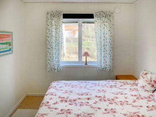 AdelsöChalet Lindby Pärlan - STH150 by Interhome的一间卧室设有一张床和一个窗口