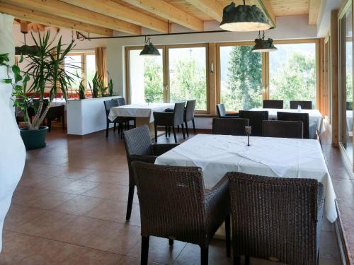 平茨高谷地霍勒尔斯巴赫Apartment Mitteregg - MII350 by Interhome的用餐室设有桌椅和窗户。