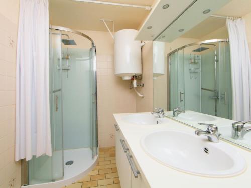 布列登Apartment Residentie Astrid-7 by Interhome的一间带两个盥洗盆和淋浴的浴室