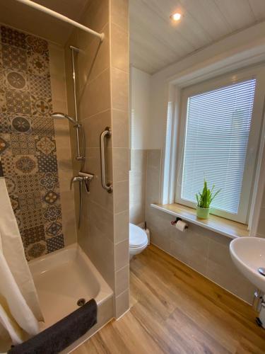 吕贝克Pensionszimmer Melina的带淋浴、卫生间和盥洗盆的浴室