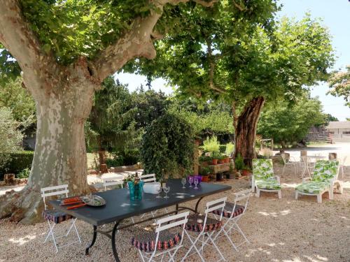 沙托雷纳尔Holiday Home Mas de la Gourmette by Interhome的树下一张黑桌子和椅子