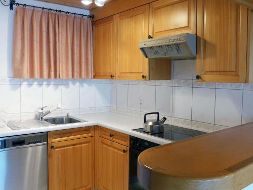 比维奥Apartment Utoring Plaz 030 by Interhome的一个带木制橱柜和水槽的厨房