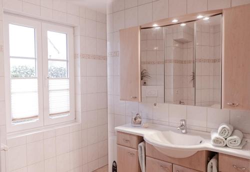 Groß KirrHaus Sabine - EG的白色的浴室设有水槽和窗户。