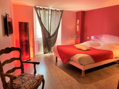 索格La Terrasse的卧室设有红色的墙壁、一张床和椅子