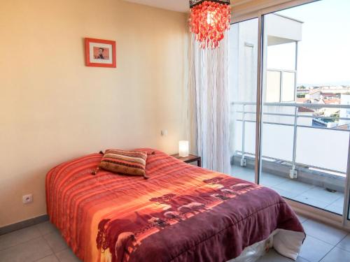 圣普里安海滩Apartment Les Glycines by Interhome的一间卧室设有一张床和一个大窗户