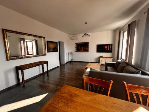 斯凯尔涅维采Apartamenty na Maja -1-的客厅配有沙发和桌子