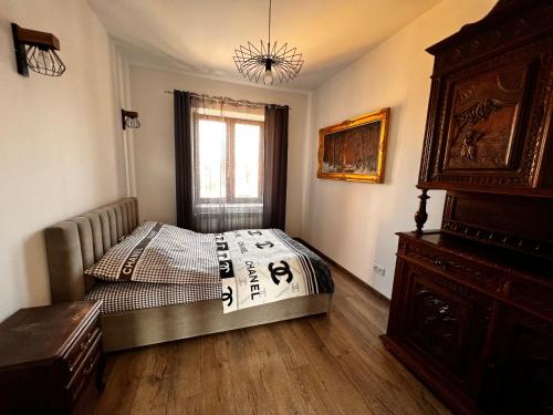 斯凯尔涅维采Apartamenty na Maja -1-的一间卧室设有一张床和一个窗口