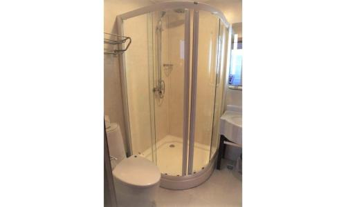 布莱克浦Skye Oceans Hotel的带淋浴和卫生间的浴室
