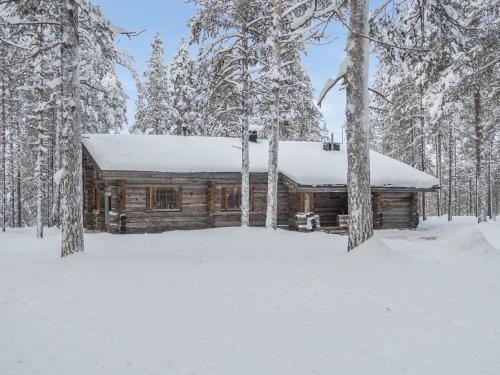 NissiHoliday Home Lomapata by Interhome的雪中树林里的小木屋