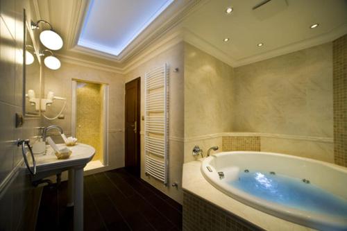 米亚瓦斯迪福尼柯酒店的带浴缸和盥洗盆的大浴室