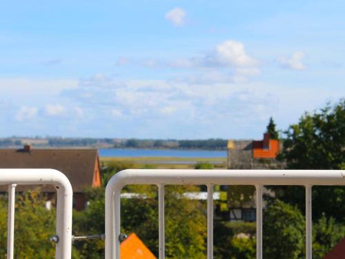 高尔维茨Apartment FIP-Ferienpark - Insel Poel-1 by Interhome的从大楼的阳台上可欣赏到水景
