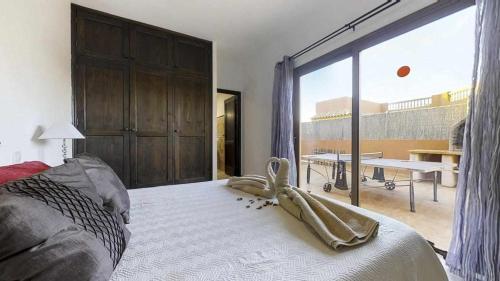 科拉雷侯Anju Villas Villas Vistas del Mar的一间卧室设有一张大床和大窗户