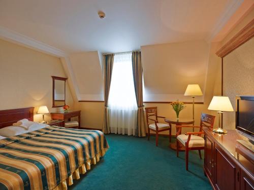 米亚瓦斯迪福尼柯酒店的酒店客房,配有床和电视