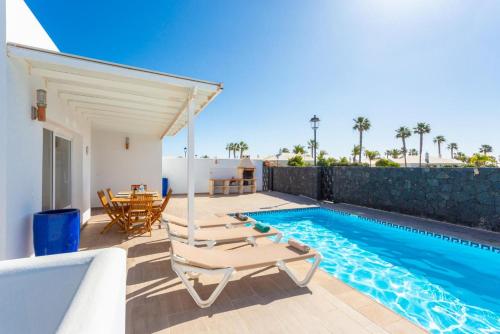 马赫Villa Diego的别墅设有游泳池和庭院家具。