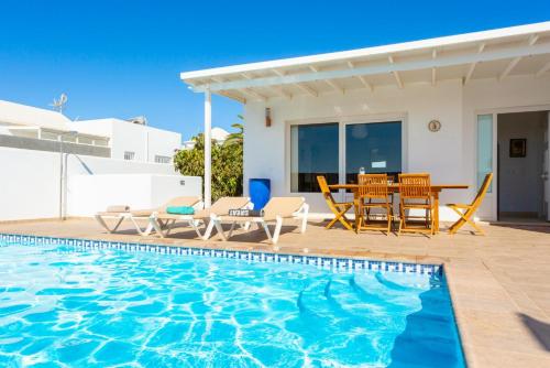 马赫Villa Diego的别墅 - 带游泳池和桌椅