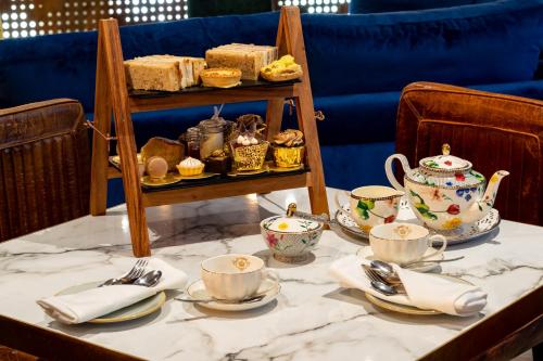 利兹维特伍德哈尔庄园酒店的茶杯和酱油的桌子