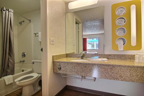 阿尔伯克基阿尔伯克基科斯路6号汽车旅馆 的一间带水槽、卫生间和镜子的浴室