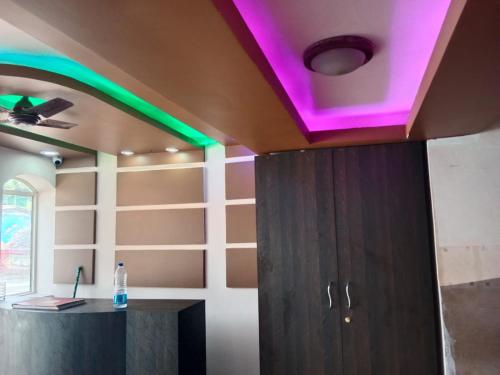 卡兰古特Blue rays的天花板上拥有紫色和绿色灯光的房间