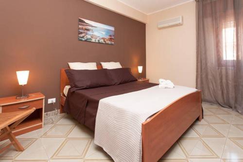 巴格里亚迪拉祖迪欧利安德雷2号公寓的酒店客房设有一张大床和一张桌子。