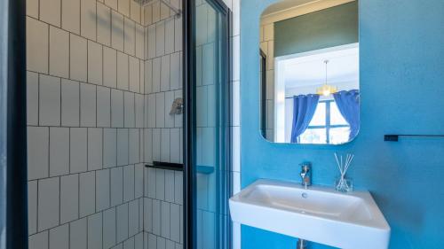 开普敦Shore2Please的一间带水槽和镜子的浴室