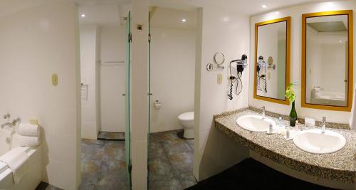 La Playa玛格丽塔岛赫斯珀里亚酒店的一间带两个盥洗盆和淋浴的浴室