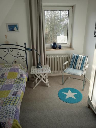 新明斯特Marigold的卧室配有床、椅子和窗户。