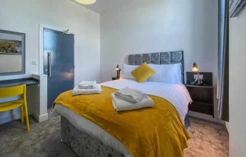普里茅斯Piccadilly by Pureserviced的一间卧室配有一张大床和毛巾