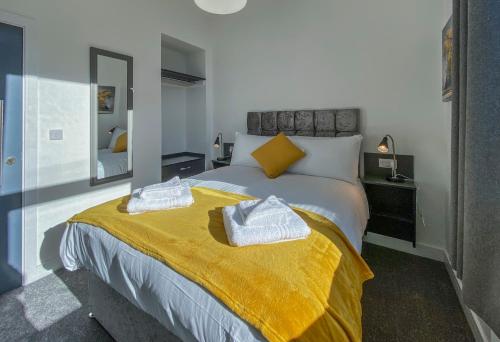 普里茅斯Piccadilly by Pureserviced的一间卧室配有一张黄色毯子床